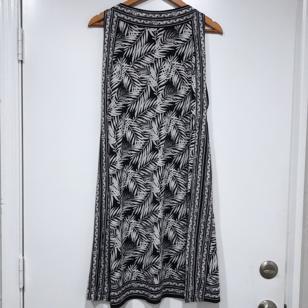Max Studio Black and White Leaf Print Sleeveless Dress
(Bin 10) - Picture 10 of 10